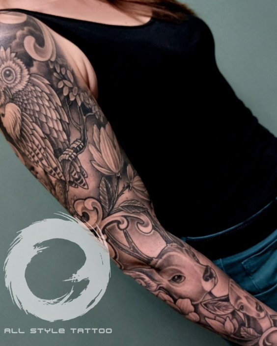 Natur Sleeve mit Eule, Hirsch und floralen Motiven von Artist Alex im All Style Tattoo Studio Werneuchen.