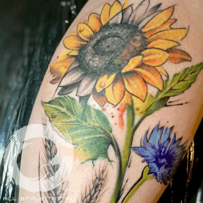 Tattoo eines Blumenstraußes mit Sonnenblume und Kornblumen – gestochen im All Style Tattoo Studio Lübbenau im Spreewald