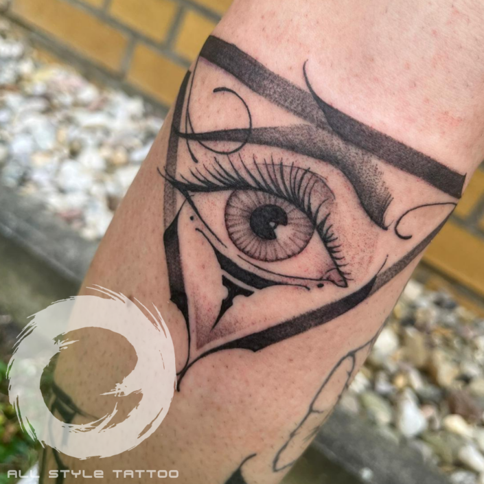 Allstyle Tattoo Werneuchen grafisches Fineline tattoo