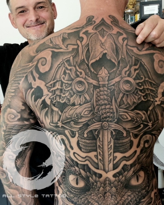 Großes Rückentattoo mit Wikinger und Schwert Motiv von Artist Alex im All Style Tattoo Studio Werneuchen.