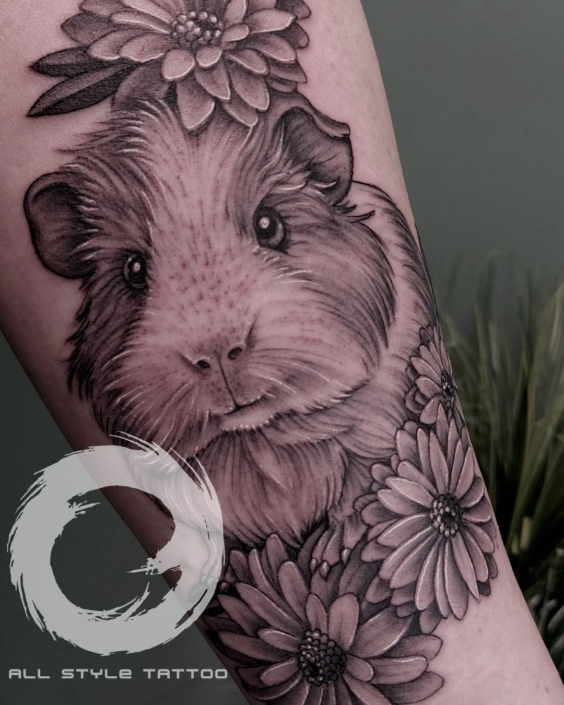 Realistisches Meerschweinchen Tattoo mit Blumen von Artist Alex im All Style Tattoo Studio Werneuchen.