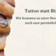 Ein frisch gestochenes Eheringtattoo auf den Händen des Brautpaars