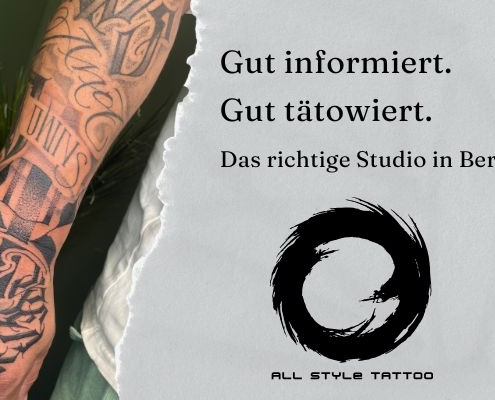 Tätowierter Arm mit Lettering- und Tribal-Motiven neben dem Schriftzug „Gut informiert. Gut tätowiert." – Blogbeitrag von All Style Tattoo Werneuchen