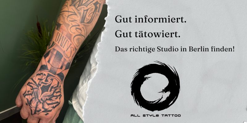 Tätowierter Arm mit Lettering- und Tribal-Motiven neben dem Schriftzug „Gut informiert. Gut tätowiert." – Blogbeitrag von All Style Tattoo Werneuchen